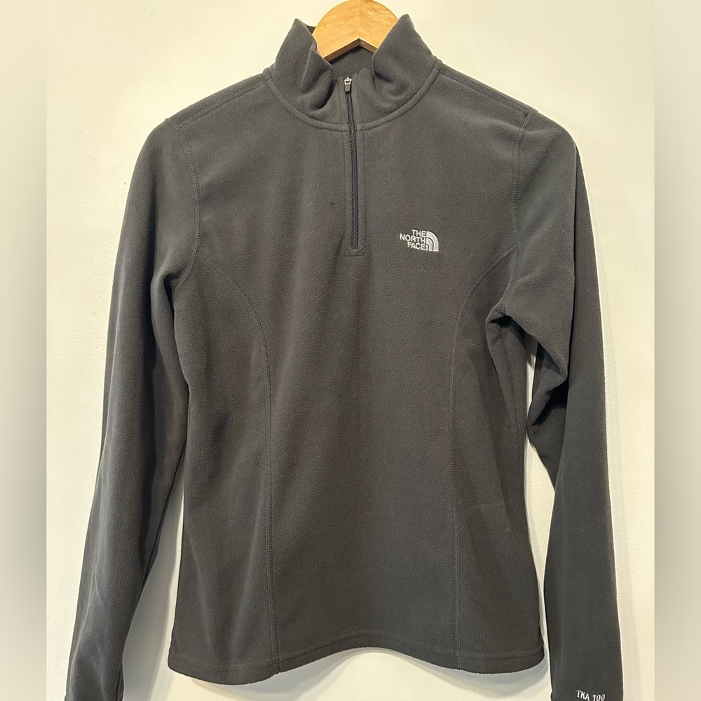 NWT THE NORTH FACE Women’s TKA 100 fleece pullover in Black. Size Small